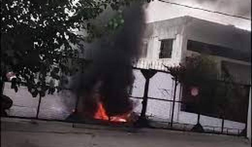 Tensión con el municipio: prendieron fuego la delegación de Altos de San Lorenzo en reclamó 
