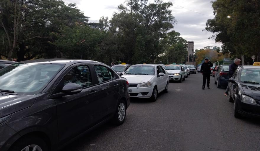 Taxis y remises de Berisso, Ensenada y La Plata piden que haya gas en las estaciones de servicio