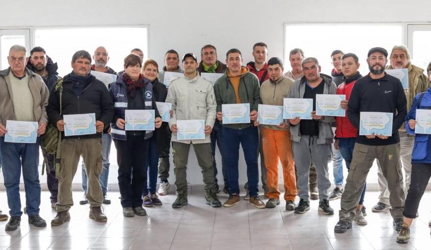 Trabajadores del área de forestadores y podadores recibieron sus diplomas